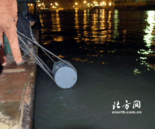 津新港两船舶碰撞追踪:已打捞23桶有毒糠醇-船