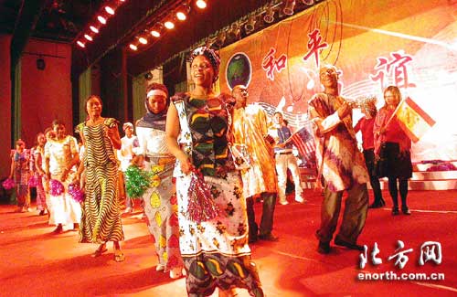 42个国家留学生共舞《四海一家》 用汉语庆新