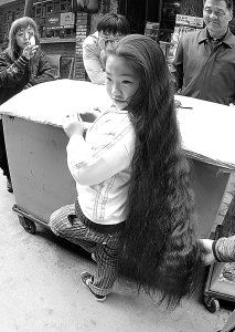 天津8岁小女孩秀发接近身高(图)-长发