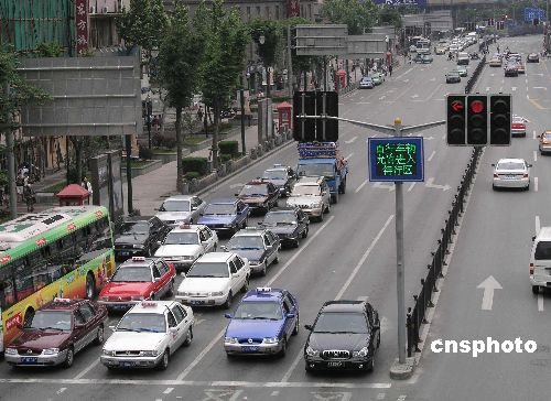 红绿灯前行人百态 上海全民动员『学』过马路