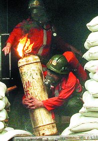 乙炔瓶喷火要炸 消防员英勇化险-乙炔,爆炸