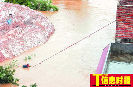 广东记者采访洪灾时遭洪水围困 水淹二楼(组图