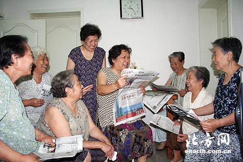 『八姐妹』读报组唱响社区和谐歌-原创,社区