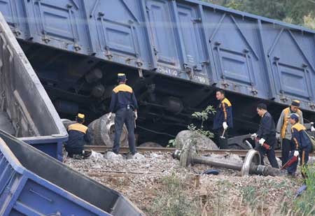 昆明发生火车和货车相撞事故 5节车厢脱轨(图