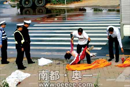 广州大学城车祸致两名小学生飞出车外死亡(图