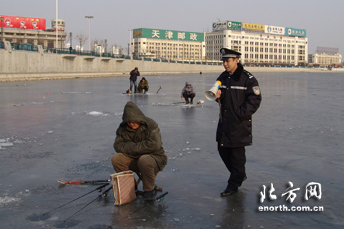 冰面垂钓滑冰危险 市民冰上嬉戏需当心落水-落