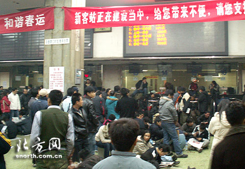 返乡旅客夜战天津站售票处 铁路一票难求-铁路