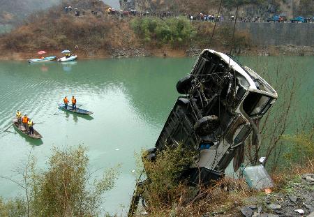 陕西汉中大客车翻车坠河事故死亡人数升至24