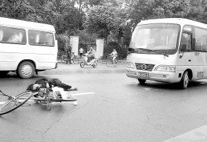 天津:中环线育红路交口 旅行车撞死骑车妇女-车