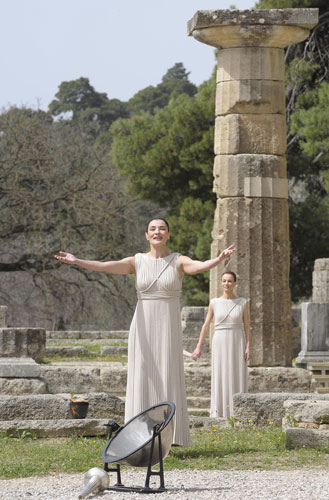 圖文-奧運聖火在奧林匹亞點燃 希臘美女深情朗誦