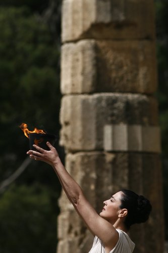 圖文-北京奧運聖火在奧林匹亞點燃 最高女祭司與聖火