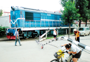 天津:火车挂倒电线杆 119剪线缆 救 车头(视频)