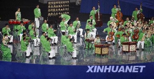 9月6日，北京市殘疾人藝術團盲人愛樂樂團在開幕式前的文藝表演中演奏民樂《北京喜訊到邊寨》。當日晚8點，北京2008年殘奧會開幕式將在國家體育場『鳥巢』舉行。 新華社記者廖宇傑攝 