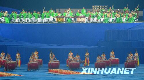 9月6日，演員們在開幕式前進行表演。當日晚8點，北京2008年殘奧會開幕式將在國家體育場——『鳥巢』舉行。 新華社記者凡軍攝 