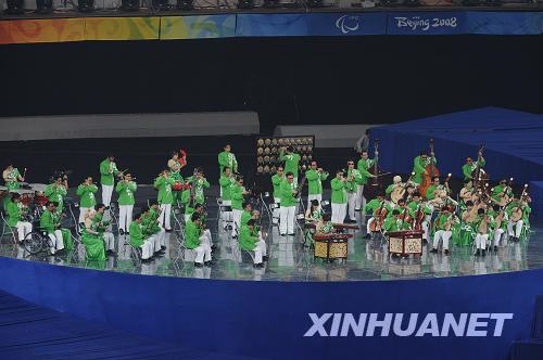  9月6日，北京市殘疾人藝術團盲人愛樂樂團在開幕式前表演民樂《北京喜訊到邊寨》。當日晚8點，北京2008年殘奧會開幕式將在國家體育場——『鳥巢』舉行。