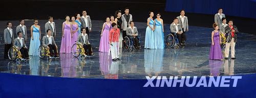 9月6日，盲人歌唱演員楊光(前右一)、殘疾人歌唱演員李莉(前右二)在開幕式前演唱歌曲《歡聚北京》。當日晚8點，北京2008年殘奧會開幕式將在國家體育場『鳥巢』舉行。