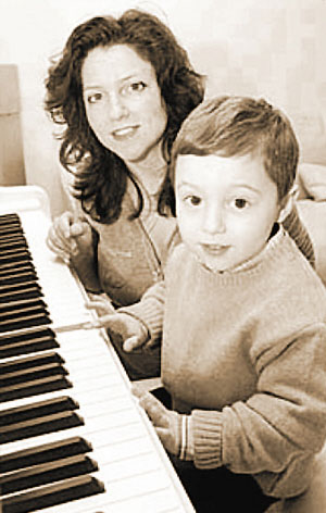 英国4岁钢琴神童出唱片 妈妈教小贝弹钢琴(图