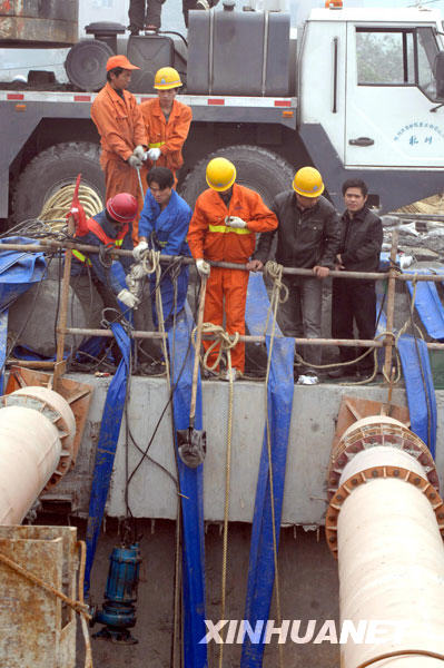 11月16日，杭州施救人員正在抽水。