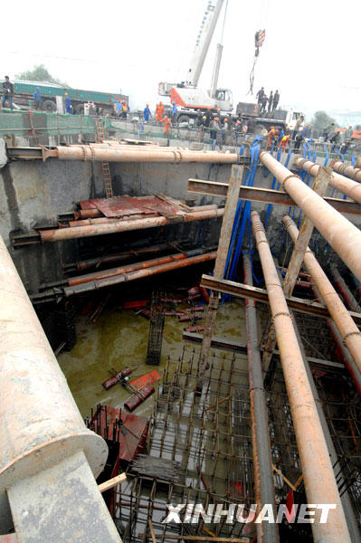  11月16日，杭州地鐵施工塌陷事故現場的積水基本抽乾，清淤准備工作也已同步展開。