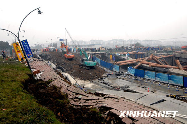 11月16日，挖掘機在杭州地鐵施工塌陷事故現場緊張工作。