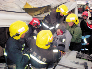 静海发生交通事故 水泥板砸中旅行车致2死6伤