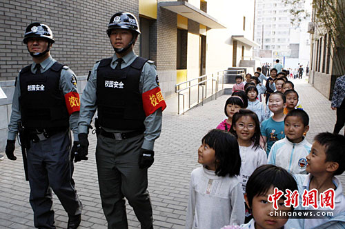 北京2000校园保安已上岗 专职保安尚有数千缺