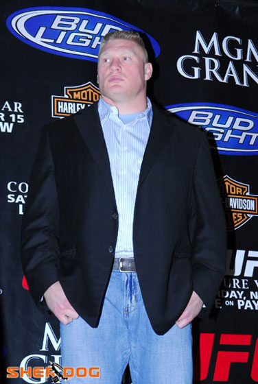 图文:UFC重量级冠军莱斯纳尔 秀绅士风度-图文