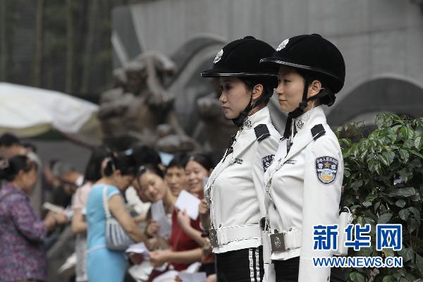重庆女警配沃尔沃 装备夺目白色警服黑长靴(图