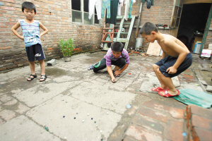 城中村孩子过暑假:弹球 拍毛片 玩原生态游戏-