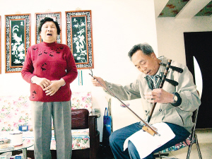 夫鼓励重病妻子唱京剧 自己从零开始学伴奏-重
