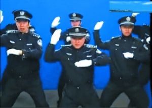 北京公安发布警察跳舞视频 警花叉腰下台阶(图