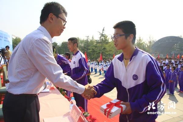 天津青少年国旗下宣誓 共度18岁成人礼-青年宫