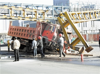 天津:货车撞上限高架 无人员伤亡-限高架