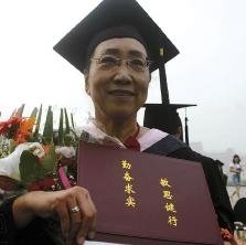 66岁仝正国奶奶:我大学毕业啦 再考研究生(图)