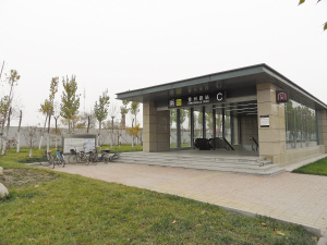 地铁站离家不远却难乘 登州路『断头』市民绕行