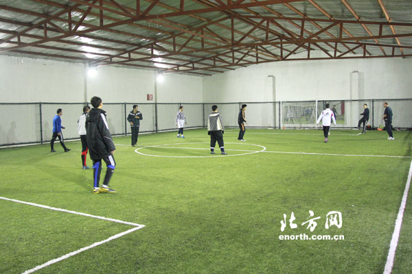 足球运动新体验 体育俱乐部带网友走进室内足