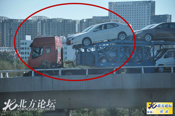 网友实拍:复康路立交桥车祸 双层大货撞上桥帮