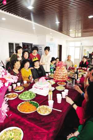 田老师组老年合唱团社区『百家宴』为她过生日