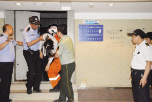 48楼上醉酒女欲轻生 精神亢奋身体不适晕倒(图