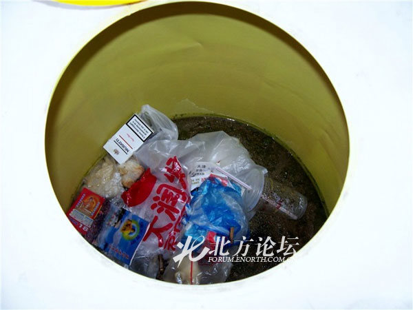网友实拍:伤不起!天津站附近路障设施成垃圾桶
