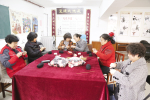 佳荣里社区志愿者<em>编织毛衣</em> 为困难儿童送去暖