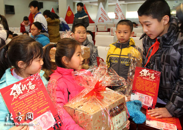 红桥区教育局58个新年大礼包赠予西于庄学生
