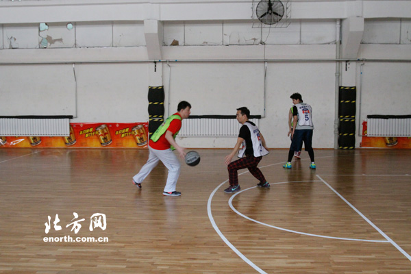 体育俱乐部带网友参加篮球体验赛时尚专业快乐