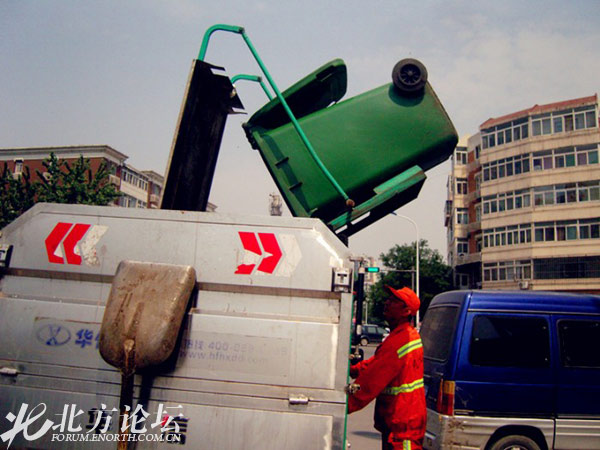 网友实拍:天津街头的新型垃圾车和新型清洁工