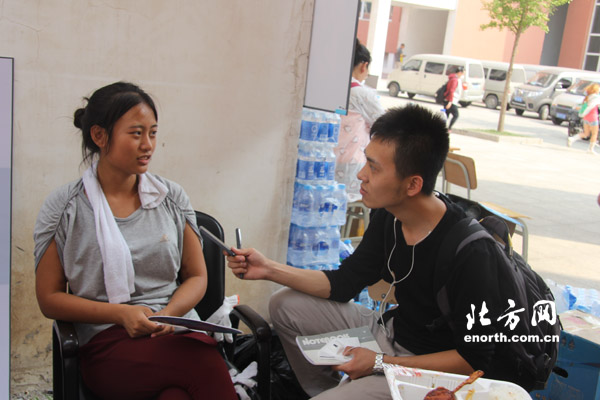 记者亲身感受志愿者的一天 无私援助爱满津城