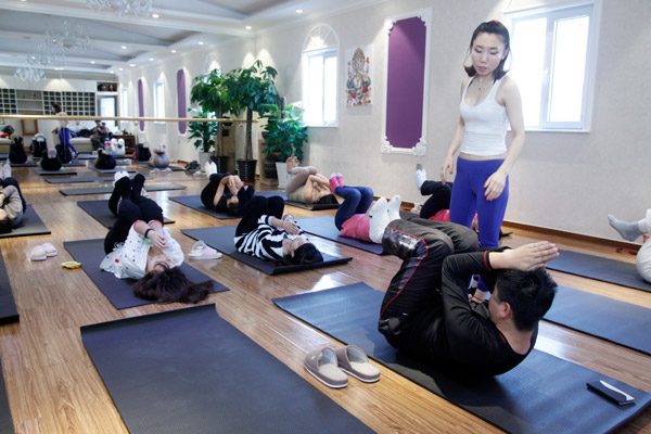 体育俱乐部网友参加传统瑜伽课 舒缓中净化心