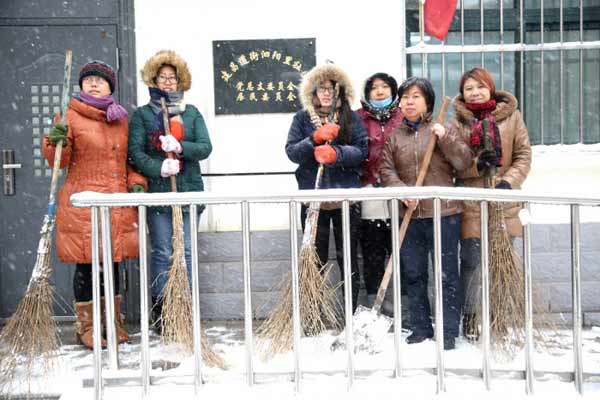 泗阳里居委会工作人员带头清扫小区积雪-新闻