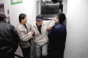 乘客『被困』电梯 救援人员18分钟『解救』
