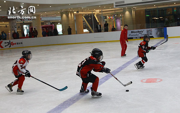 天津首届冰球技巧挑战赛开幕 未来之星激情寒