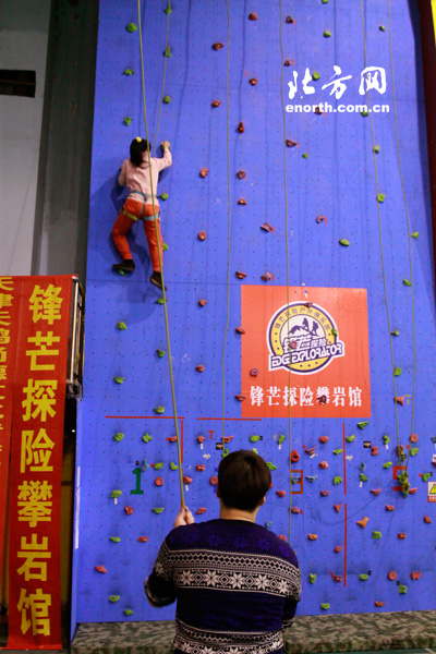 体育俱乐部网友体验攀岩运动 新年登顶节节高